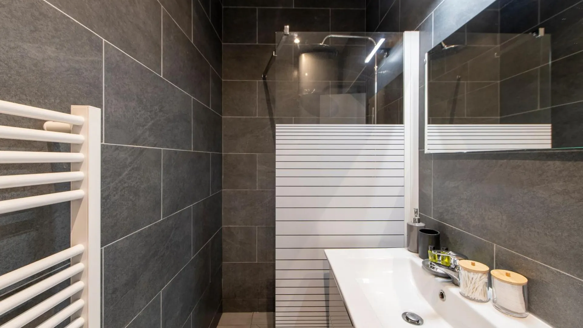 شقة Parisian Getaway For Two In Iconic Montmartre Neighborhood فرنسا