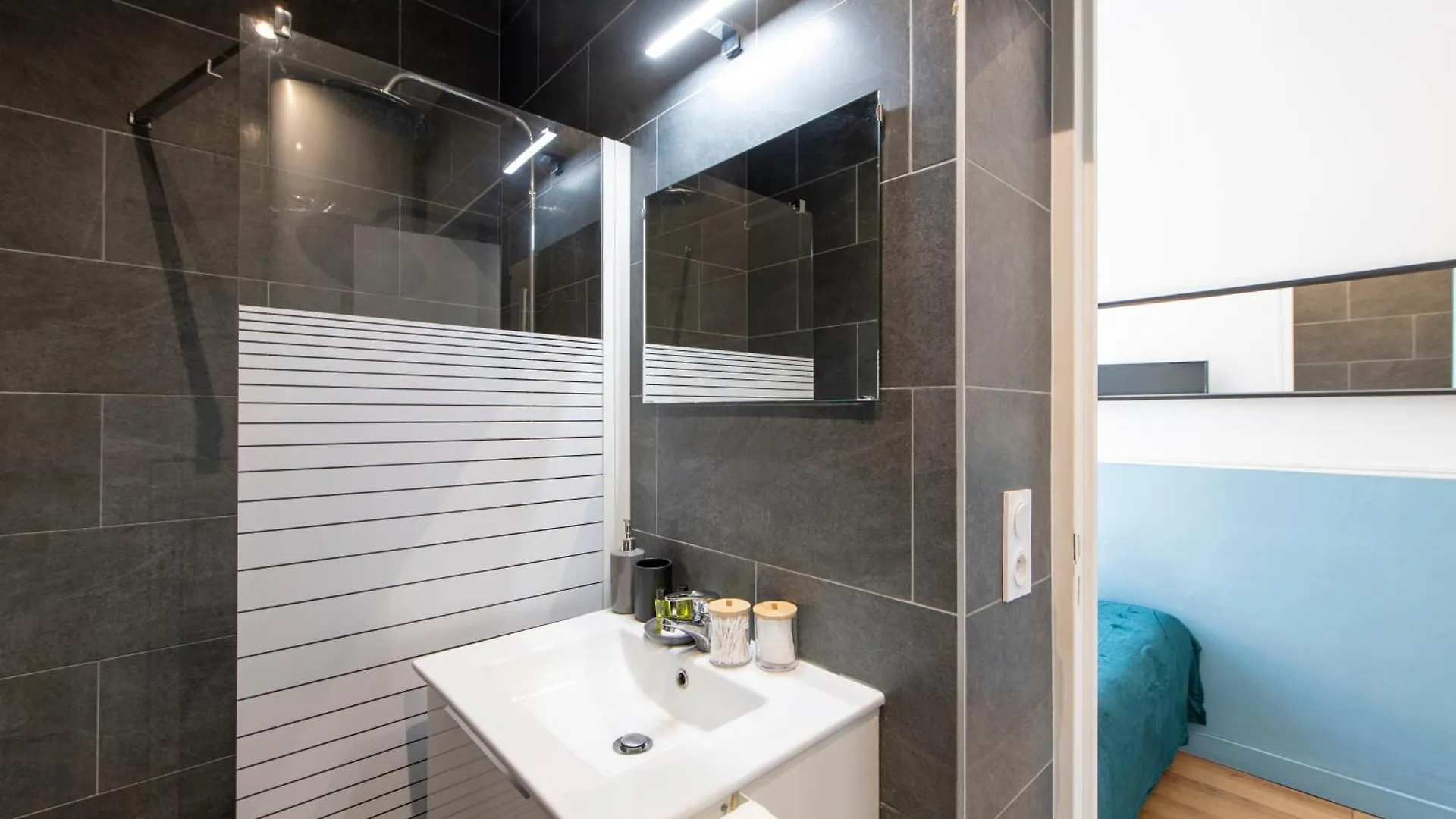 Parisian Getaway For Two In Iconic Montmartre Neighborhood Lejlighed